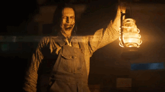 Een sinistere figuur met een lantaarn geeft een hint naar de komende verschrikkingen in The Conjuring-serie (Afbeelding bron: Warner Bros)
