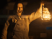 Een sinistere figuur met een lantaarn geeft een hint naar de komende verschrikkingen in The Conjuring-serie (Afbeelding bron: Warner Bros)