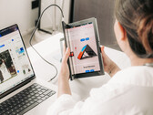 De Single Flex Pro heeft een actieprijs van $1.299. Afgebeeld: de draagbare monitor wordt uitgeklapt.