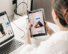 De Single Flex Pro heeft een actieprijs van $1.299. Afgebeeld: de draagbare monitor wordt uitgeklapt.