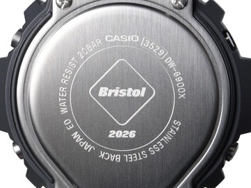 Close-up van de gegraveerde roestvrijstalen achterkant van de Casio G-Shock x F.C. Real Bristol DW-6900, waarop het Bristol-logo en de gravure „2026“ te zien zijn.