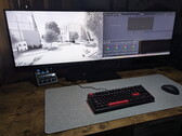 Op de Innocn E49M1R wordt links een technische tekening weergegeven en rechts DaVinci Resolve.