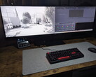 Op de Innocn E49M1R wordt links een technische tekening weergegeven en rechts DaVinci Resolve.