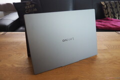 Stijlvol en van hoge kwaliteit: Het chassis van de IdeaPad Slim 5 16 is indrukwekkend. (Afbeeldingsbron: Notebookcheck)