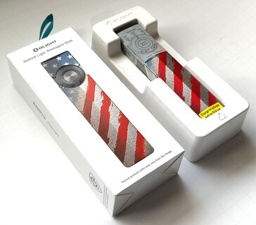 Het uitpakken van de Olight ArkPro Stars & Stripes-zaklamp.