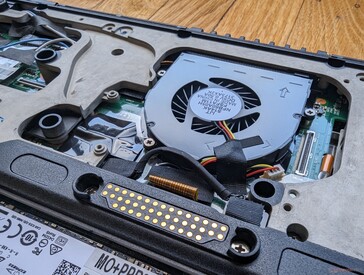 De koeloplossing bestaat uit een ventilator van 40 tot 45 mm en een korte heat pipe