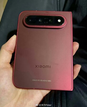 Een afbeelding van de Xiaomi 18 Fold waarop de brede achterzijde te zien is.
