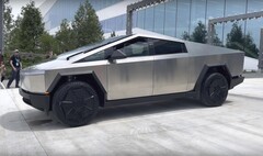 Tesla&#039;s Cybertruck lijkt de productiestatus te naderen in zijn laatste optreden op een aandeelhoudersvergadering in Texas. (Beeldbron: Farzad Mesbahi op YouTube)