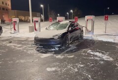 Zoals verwacht duurt het opladen van de Tesla Model 3 bij -14 graden een stuk langer dan normaal (Afbeelding: Out of Specs Reviews)