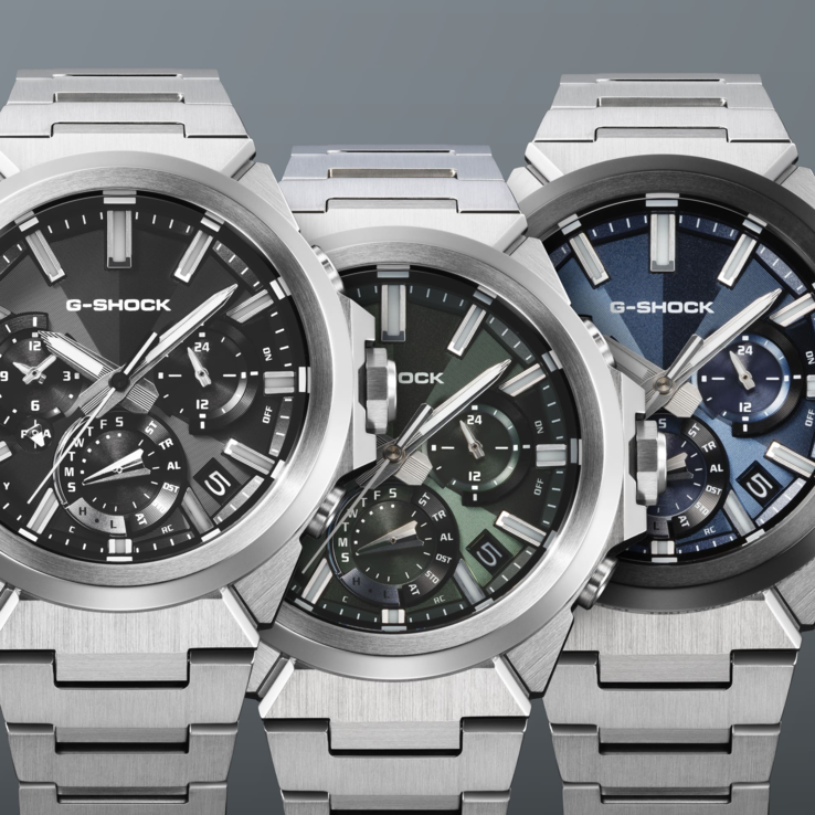 De Casio G-Shock G-Steel GST-W1000D-serie van links naar rechts: de zwarte GST-W1000D-1A, de groene GST-W1000D-3A en de blauwe GST-W1000AD-2A.