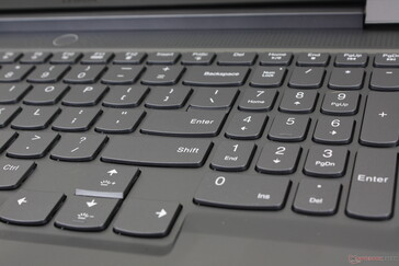 De pijltjestoetsen zijn groter dan op de meeste andere gaming laptops. Het numpad is echter nog steeds krap en smaller dan de belangrijkste QWERTY-toetsen