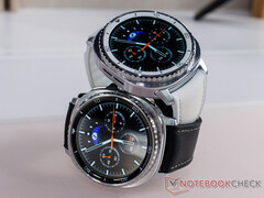 De Galaxy Watch 8 Classic heeft een Quick-knop aan de zijkant. Afgebeeld: de twee kleurvarianten van de smartwatch. (Afbeeldingsbron: Notebookcheck)