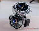 De Galaxy Watch 8 Classic heeft een Quick-knop aan de zijkant. Afgebeeld: de twee kleurvarianten van de smartwatch. (Afbeeldingsbron: Notebookcheck)