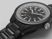 De Huckberry x Timex 1979 Black Max, afgebeeld met een zwarte roestvrijstalen band tegen een witte achtergrond. (Afbeeldingsbron: Timex)