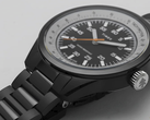 De Huckberry x Timex 1979 Black Max, afgebeeld met een zwarte roestvrijstalen band tegen een witte achtergrond. (Afbeeldingsbron: Timex)