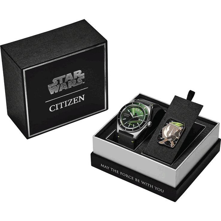 Licht laadt het J810 Eco-Drive-uurwerk op, dat is ondergebracht in een stalen kast van 43 mm met een waterdichtheid tot 100 m.