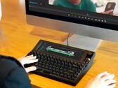 Het Vision Board combineert een touchscreen LCD-scherm met een mechanisch toetsenbord en een volumeknop. (Bron: Valmond op Makuake)