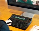 Het Vision Board combineert een touchscreen LCD-scherm met een mechanisch toetsenbord en een volumeknop. (Bron: Valmond op Makuake)