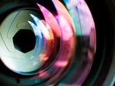 Een gestileerde close-up van de sluiter van een cameralens