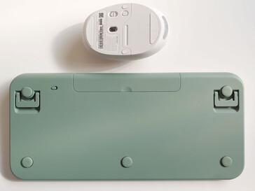 Aan/uit-knoppen aan de onderkant (bron: Notebookcheck)