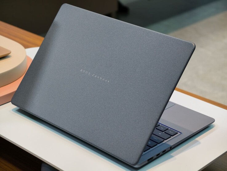 De Ceraluminum covers op de 2026 Zenbook 14 laptops hebben een unieke textuur die veeg- en krasbestendig is.