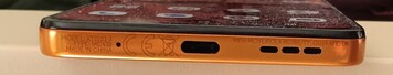 Onder: microfoon, USB-C poort, luidspreker