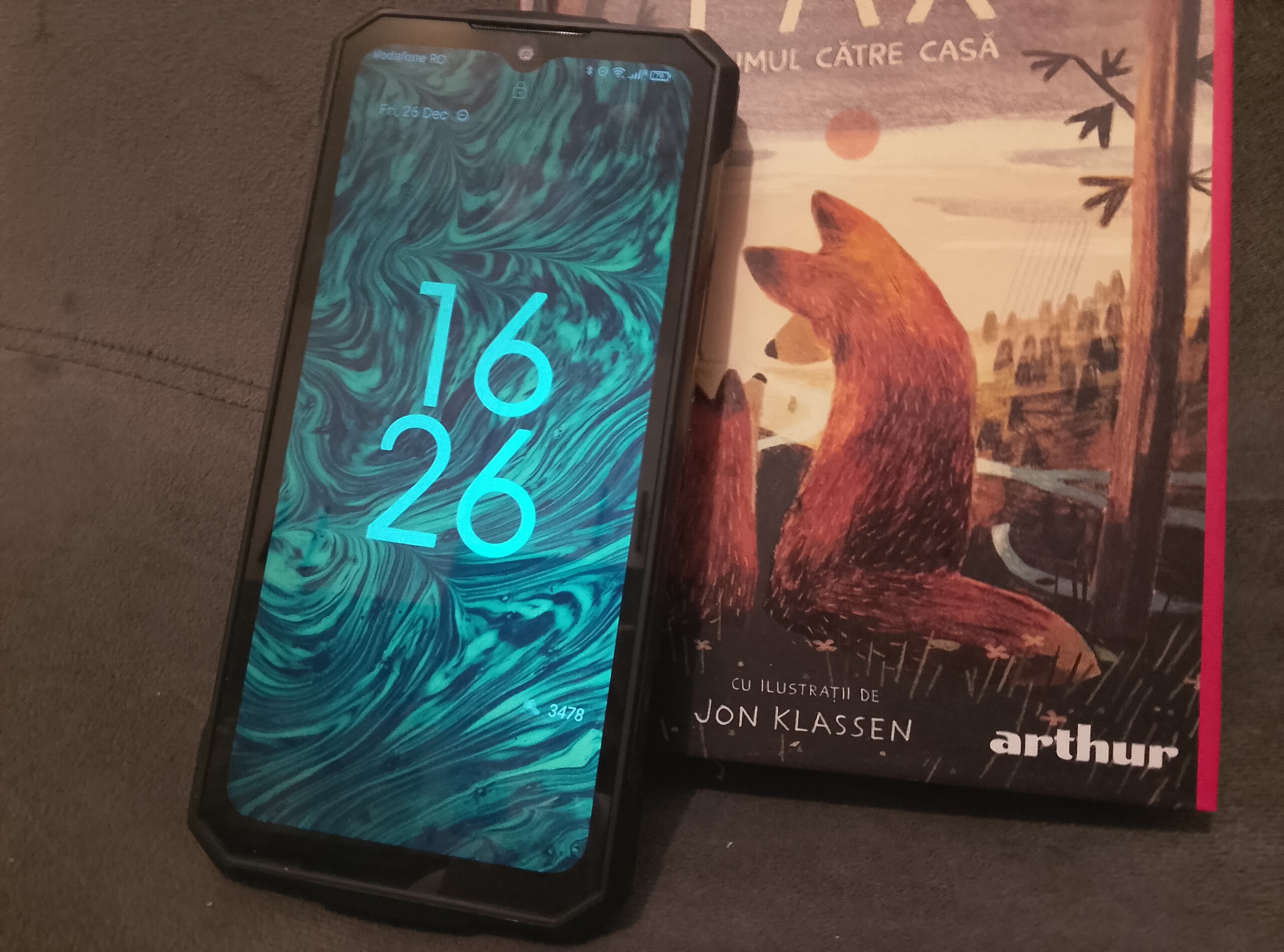 De Fire 7 Pro naast een boek. (Afbeeldingsbron: Sergey Tarasov - Notebookcheck)