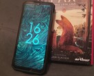 De Fire 7 Pro naast een boek. (Afbeeldingsbron: Sergey Tarasov - Notebookcheck)
