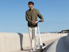 De OKAI NEON LITE ES10 elektrische scooter heeft een bereik van 30 km (~19 mijl). (Afbeelding bron: OKAI)