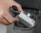 De Sharge Flow Mini draagbare oplader is ongeveer zo groot als een filmrolletje. (Afbeeldingsbron: Sharge)