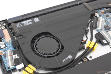 De koeloplossing bestaat uit een enkele ~50 mm ventilator met twee heat pipes. We kunnen geen elektronische ruis of spoelgejank waarnemen
