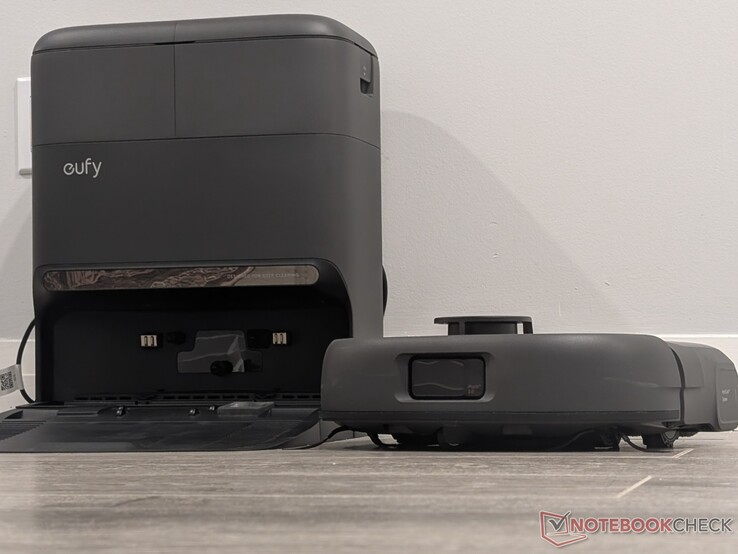 eufy Omni C28 robotstofzuiger en basisstation.
