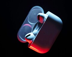 De AirPods Pro 3 hebben naar verwachting een kleinere oplaadhouder zonder koppelingsknop. (Afbeeldingsbron: Patrick Zahn)
