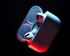 De AirPods Pro 3 hebben naar verwachting een kleinere oplaadhouder zonder koppelingsknop. (Afbeeldingsbron: Patrick Zahn)