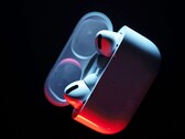 De AirPods Pro 3 hebben naar verwachting een kleinere oplaadhouder zonder koppelingsknop. (Afbeeldingsbron: Patrick Zahn)