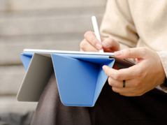 De Dynamic Folio van Moft (afbeelding) kan worden gevouwen om een iPad in meer dan 20 verschillende hoeken te plaatsen. (Afbeelding via Moft)