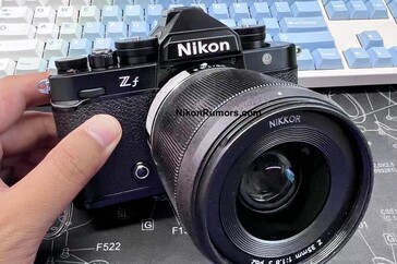 De voorkant van de Zf lijkt vrij verstoken te zijn van andere bedieningselementen dan de hardware voor het ontgrendelen van de lens. (Afbeelding bron: Nikon Rumors)