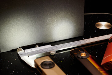 De schijnwerper van de Arkpro Ultra vergeleken met de algemene lichtbundel van de Arkfeld Pro. (Afbeeldingsbron: Andreas Sebayang/Notebookcheck.com)