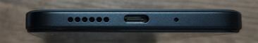 Onderkant: Luidspreker, USB-C poort, microfoon