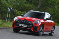 De volledig elektrische Mini Countryman. Nieuwe gegevens tonen aan dat Britse EV-eigenaars tot 30 procent kunnen besparen op onderhoudskosten (Afbeelding bron: Autocar)