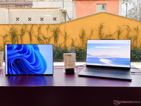 Het secundaire scherm van ThinkBook Modular AI PC-concept als zijscherm