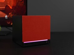 Steam Machine-minipc met een rood voorpaneel en RGB-verlichting