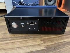 Het achterpaneel met de aansluitingen en de aan/uit-knop (Afbeeldingsbron: Rodmg via Hackaday)