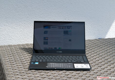 De Asus ZenBook Flip 13 UX363 in de schaduw