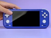 De Anbernic RG 55G1 in de kleur Indigo, een van de drie kleuren waarin het apparaat verkrijgbaar zal zijn.