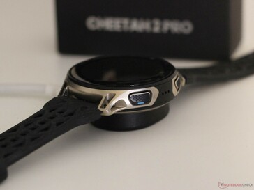 De smartwatch wordt magnetisch aan het oplaadstation bevestigd