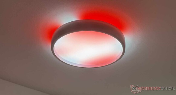 De plafondlamp heeft 60 regelbare leds met een graffitieffect...