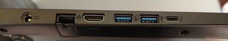 linkerzijde: DC-in, RJ45 LAN, HDMI 2.1, 2x USB-A 3.0, Thunderbolt 4