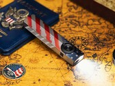 De Olight ArkPro Stars & Stripes Edition-zaklamp is voorzien van een breedstralende lamp met een lichtopbrengst van 1.500 lumen.