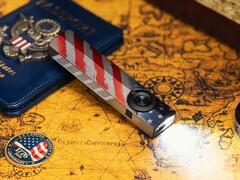 De Olight ArkPro Stars & Stripes Edition-zaklamp is voorzien van een breedstralende lamp met een lichtopbrengst van 1.500 lumen.